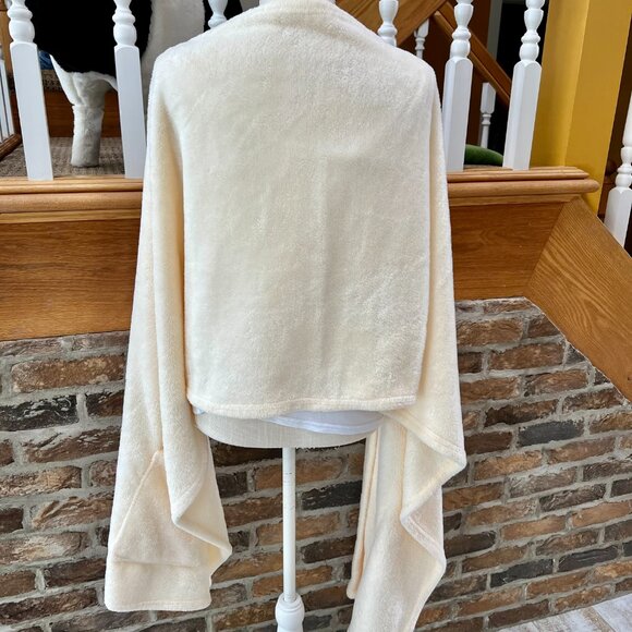 LAST CHANCE!  Soft & Snuggly Pearl White Shawl/Cape - Picture 5 of 6
